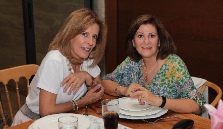 Las mamás de los novios, Sara Martínez y Chita Gómez.