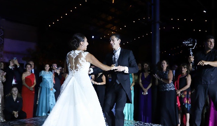  Pamela bailando con su hermano Toño.