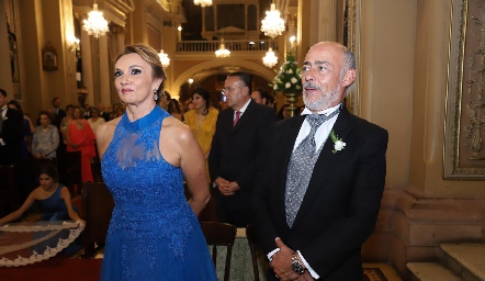  Norma Galarza de Tomás Obrador y Antonio Tomás Obrador, papás de la novia.