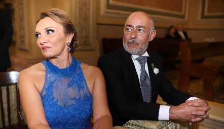  Norma Galarza y Antonio Tomás Obrador, padres de la novia.
