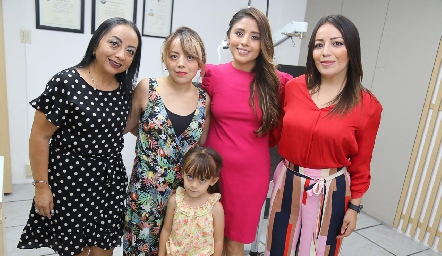  Lucero Castañón, Nelly Hernández, Mariana Escalante, Michelle Hernández y Nina.