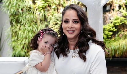  Adriana Ramón con su hija María Paula.