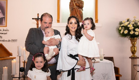 Armando Villaseñor y Adriana Ramón con su ahijado José María y sus hijas Sofía y María Paula.
