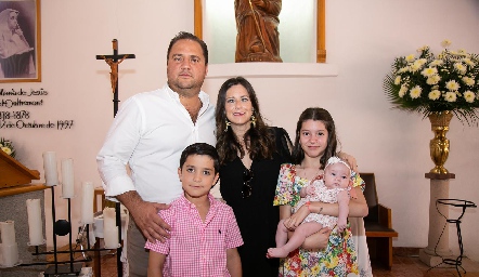 Federico Enríquez y Daniela Villaseñor con sus hijos.