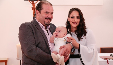 Armando Villaseñor y Adriana Ramón con su ahijado José María.