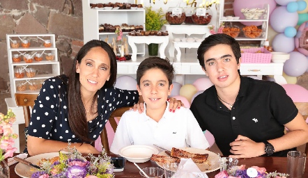  Tatina Torres de Puente con sus hijos Daniel y Gustavo.