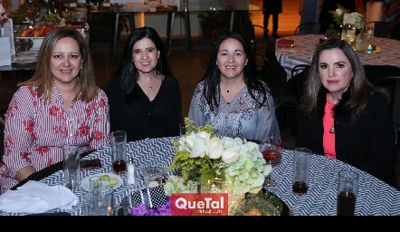  Cuca Arauz, Martha Aldrett, Claudia Álvarez y Adriana González.
