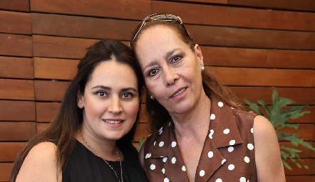  Marcela Zapata con su mamá  Marcela Suárez.