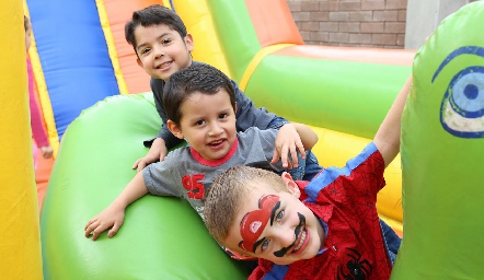  Eduardo con sus amigos.