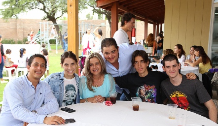  Andrés Chávez, Valeria Zúñiga, Claudia y Eduardo Gouyonnet, José Pablo y Jaime Flores.