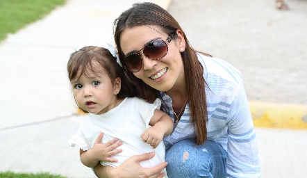  Regina y Andrea Gloria.