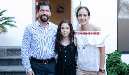  Ana Cris con sus papás, Juan Paulo Almazán y Cristina Vallejo.