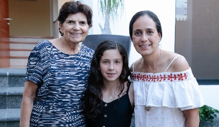 Ana Cris con su abuelita Cuquis Villagrana y su mamá Cristina Vallejo.