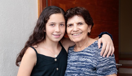  Ana Cris con su abuelita, Cuquis Villagrana.