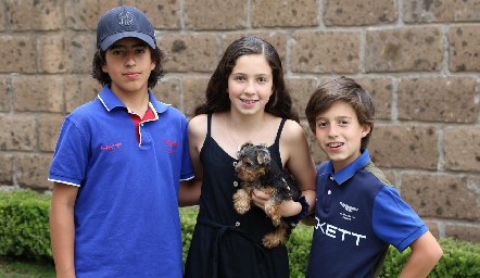  Ana Cris con sus hermanos, Juan Paulo y Santiago.