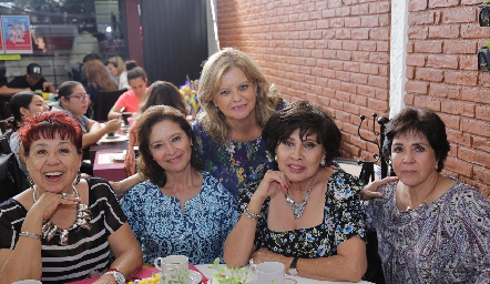  Ana con sus amigas.