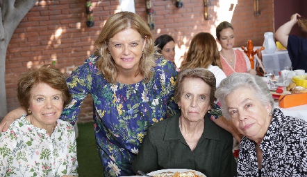  Ana con sus amigas.