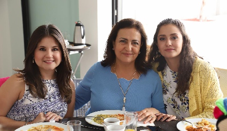  Anna Hernández, Claudia Martínez y Claudia Jasso.