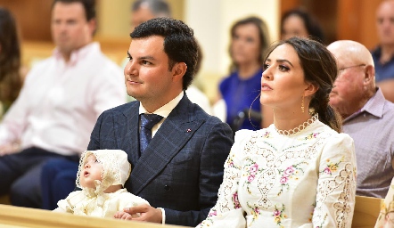  Raúl Torres y Mary Ceci Herrera de Torres con su hijo Lorenzo.