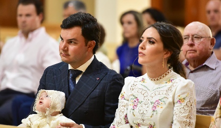  Raúl Torres y Mary Ceci Herrera de Torres con su hijo Lorenzo.