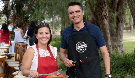 Los chefs con la discada lista, Reyna Pérez y Juan Carlos Gámez.