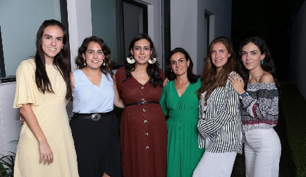 Carmen Zapata con sus hijas, María José, Alejandra, María, Carmelita y Montse Berrueta Zapata.