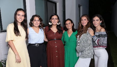  Carmen Zapata con sus hijas, María José, Alejandra, María, Carmelita y Montse Berrueta Zapata.