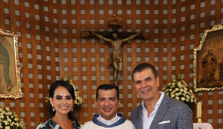 Marily Espinosa, Padre Rubén Pérez y Javier Tobías.