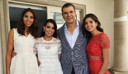  Javier Tobías con sus hijas María Paula, Marily y Pepi.