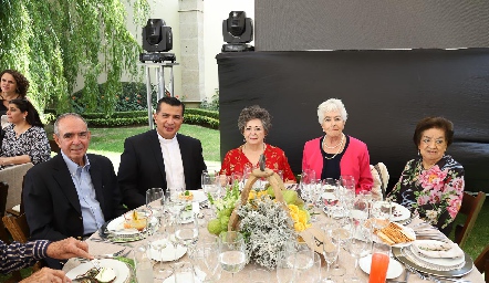  Daniel Cabrero, Padre Rubén Pérez, Estela Martínez, Esperanza y Rosa María Tobías.
