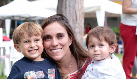Daniela Llano de Guerra con sus hijos Santi y Sebastián.