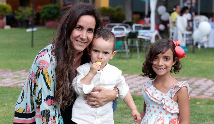 Adriana Cázares de Díaz de León con sus hijos Thiago y Julia.
