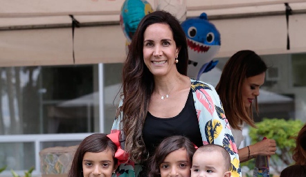  Adriana Cázares de Díaz de León con sus hijos, Paula, Julia y Thiago, con Franco.