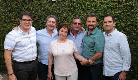  Gloria Rodríguez de Álvarez con sus hijos Ricardo, Manuel, Luis, Alejandro y Miguel Álvarez.