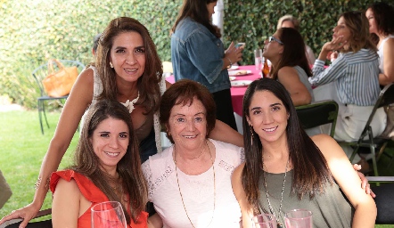 Lourdes Velázquez, Isa Álvarez, Gloria Rodríguez de Álvarez y Lulú Álvarez.
