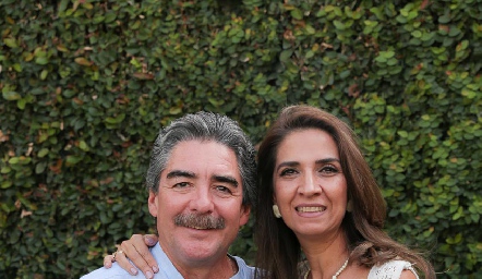  Manuel Álvarez y Lourdes Velázquez de Álvarez.