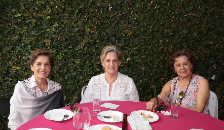  Rosita, María Dolores y Alejandra Álvarez.