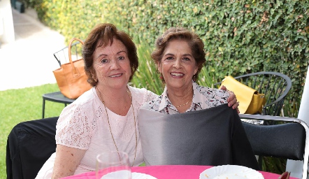  Gloría Rodríguez de Álvarez y Rosita Álvarez.