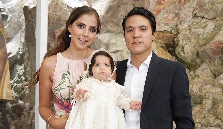  María José Torrescano de Delgado y Eduardo Delgado con su hija María Andrea.