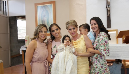  Keny Anaya de Torrescano con sus hijas y nietos.