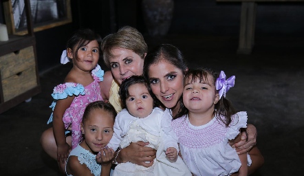  Keny Anaya con su hija María José y sus nietos.