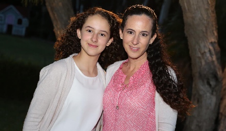  Paola De Alba con su mamá Marcela Reynoso.