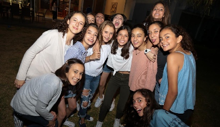 Paola de Alba con sus amigas.