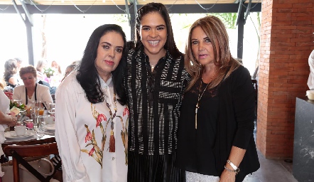  July con su mamá Julia Marín y su suegra Mónica Lomelín de Suárez.