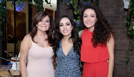 Ale con su mamá Beatriz Rojas y su hermana, Paola Zepeda.