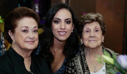  Ale con sus abuelitas, Idalia González y Carmen Díez Gutiérrez.