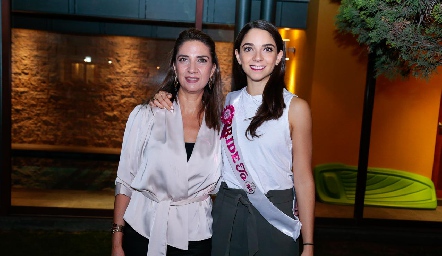  Sofía con su mamá, Lourdes Vázquez de Álvarez.
