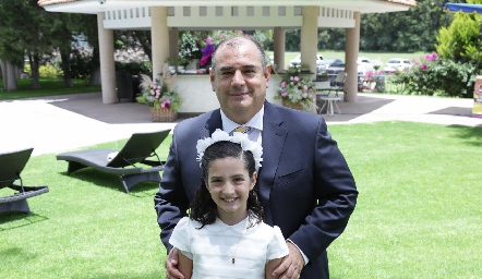  Sofía con su papá Julio Herrera.