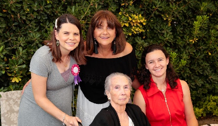  Andrea con su mamá, abuelita y hermana, Ana Elena Minondo, Elena Ducoulombier y Arantza de la Torre.
