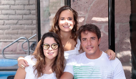 Sofía con Jessica Martín Alba y Javier Meade.